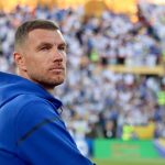 Foto de Edwin Dzeko em jogo da Bósnia