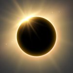 Imagem ilustrativa mostra um eclipse solar total, com a Lua cobrindo quase completamente o Sol e deixando visível apenas o brilho da coroa solar ao redor.