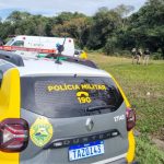 Viatura da Polícia Civil no local onde um empresário foi executado a tiros em uma emboscada às margens da BR-376, em Tijucas do Sul.