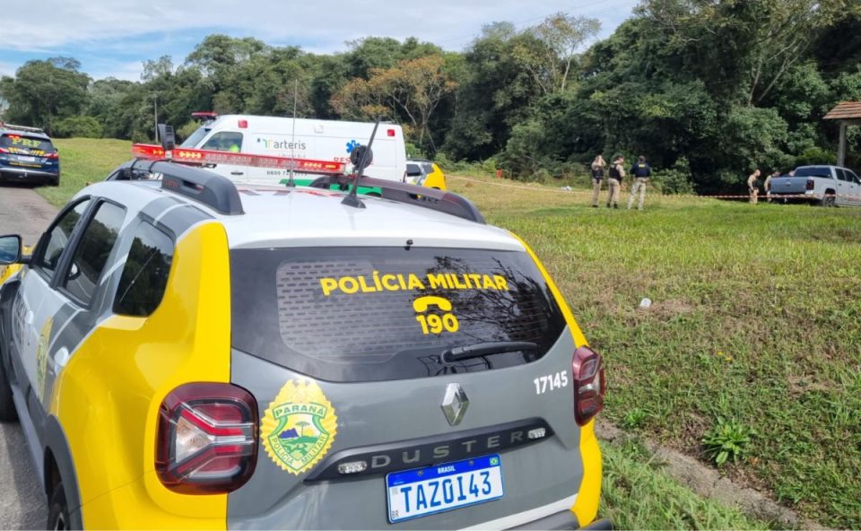 Viatura da Polícia Civil no local onde um empresário foi executado a tiros em uma emboscada às margens da BR-376, em Tijucas do Sul.