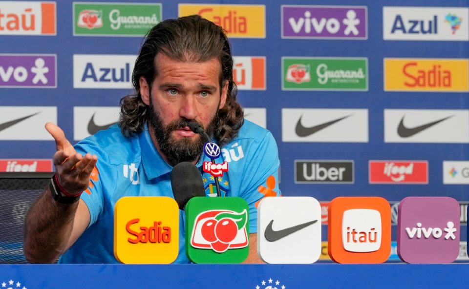 Foto de Alisson em entrevista coletiva