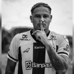 Felipe Gedoz posa com a camisa do Castanhal Esporte Clube durante sua passagem pelo clube paraense.