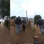 Fotos registradas em vídeo mostra sequência de imagens da prisão do filho suspeito de espancar o pai em Piraquara. Ele está algemado e sendo conduzindo por um policial sem farda. O policial que está atrás deles os filmam.