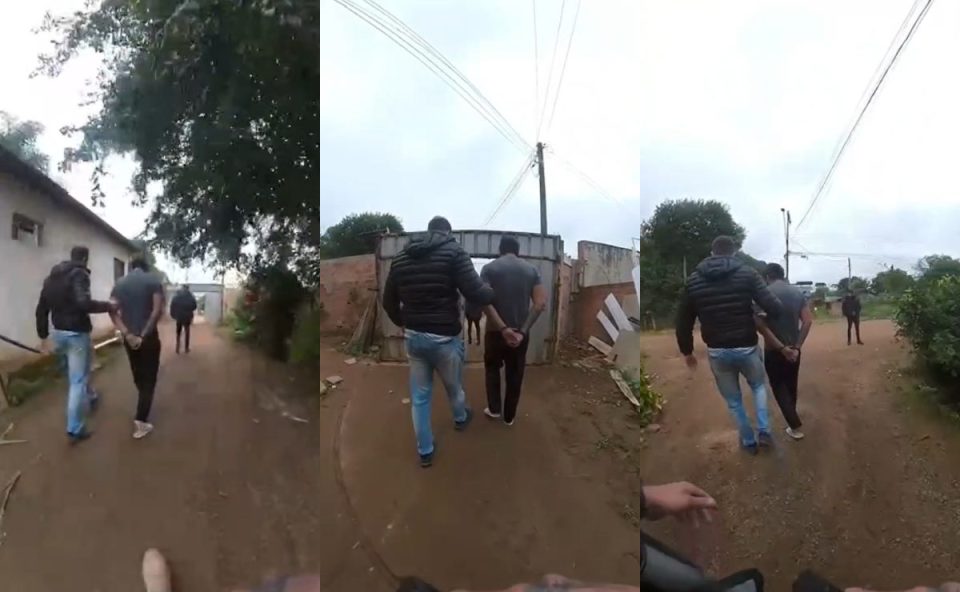 Fotos registradas em vídeo mostra sequência de imagens da prisão do filho suspeito de espancar o pai em Piraquara. Ele está algemado e sendo conduzindo por um policial sem farda. O policial que está atrás deles os filmam.