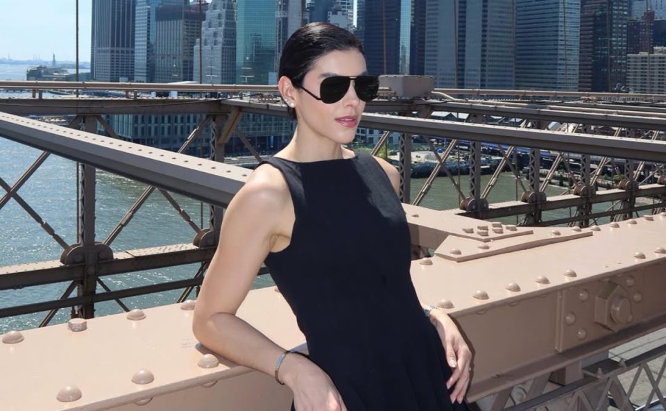 Foto da influenciadora Amanda Castanha, que alegou furto de seu relógio R$ 28 mil.