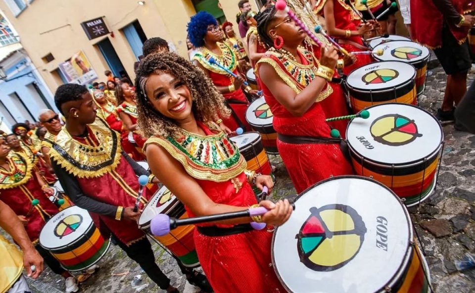 Músicos do Olodum tocam tambores durante apresentação no Pelourinho, em Salvador, tradicional ponto de encontro de torcedores em Copas do Mundo.