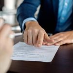 Foto mostra contrato após golpe de imobiliária