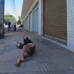 Homem que caiu de telhado durante tentativa de furto no chão