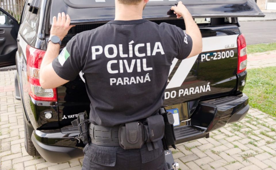 Imagem ilustrativa de policial; homem é preso acusado de três homicídios.