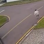 Frame de vídeo mostra Mercedes parada enquanto homem desce do veículo e se aproxima de adolescente em bicicleta em São José dos Pinhais.