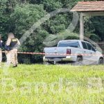 Imagem da caminhonete onde homem foi encontrado morto na BR-376.