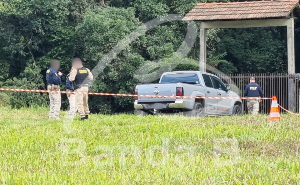 Imagem da caminhonete onde homem foi encontrado morto na BR-376.