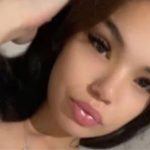 foto mostra a jovem que morreu esmagada por uma porta de van. o homem teria matado a namorada. ela é uma mulher branca, com cabelos pretos. olhos pretos.