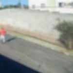 Captura de trecho de vídeo que flagrou momento em que homem foi baleado durante discussão com vizinho em Londrina.