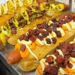 A imagem mostra alguns hot dogs do Cachrro Loko no bairro Mercês em Curitiba