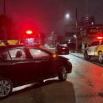 Equipes da polícia e do Siate atendem uma idosa atropelada em rua do bairro Novo Mundo, em Curitiba. Um carro envolvido no acidente permanece parado no local.