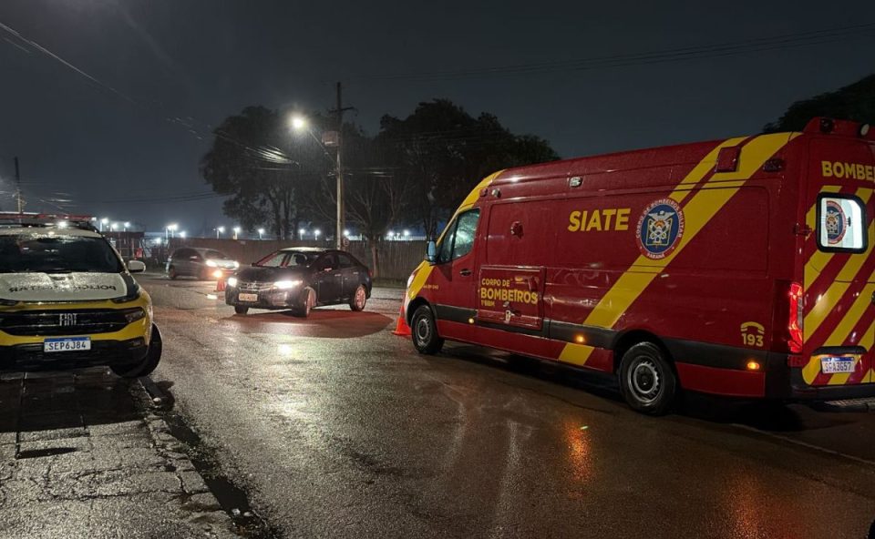 Viaturas da polícia e equipe do Siate permanecem no local do atropelamento de uma idosa no bairro Novo Mundo, em Curitiba, durante atendimento da ocorrência.