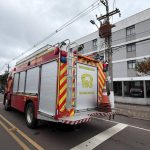 Foto mostra local onde idosa ficou ferida após explosão em apartamento