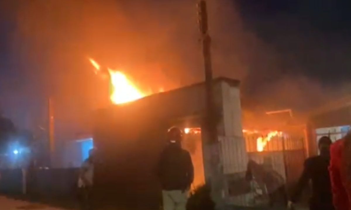 Incêndio destrói casa no Capão da Imbuia, em Curitiba.