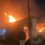 Incêndio destrói casa no Capão da Imbuia, em Curitiba.