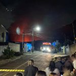 Foto registrada durante a noite mostra bombeiros combatendo incêndio de grandes proporções que atingiu empresa agrícola de São José dos Pinhais, na Região Metropolitana de Curitiba