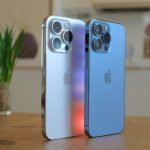 Foto de dois Iphones em cima da mesa