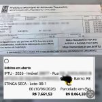 Moradores de Almirante Tamandaré relatam aumentos expressivos no IPTU de 2026. A image mostra os carn~es de uma moradora.