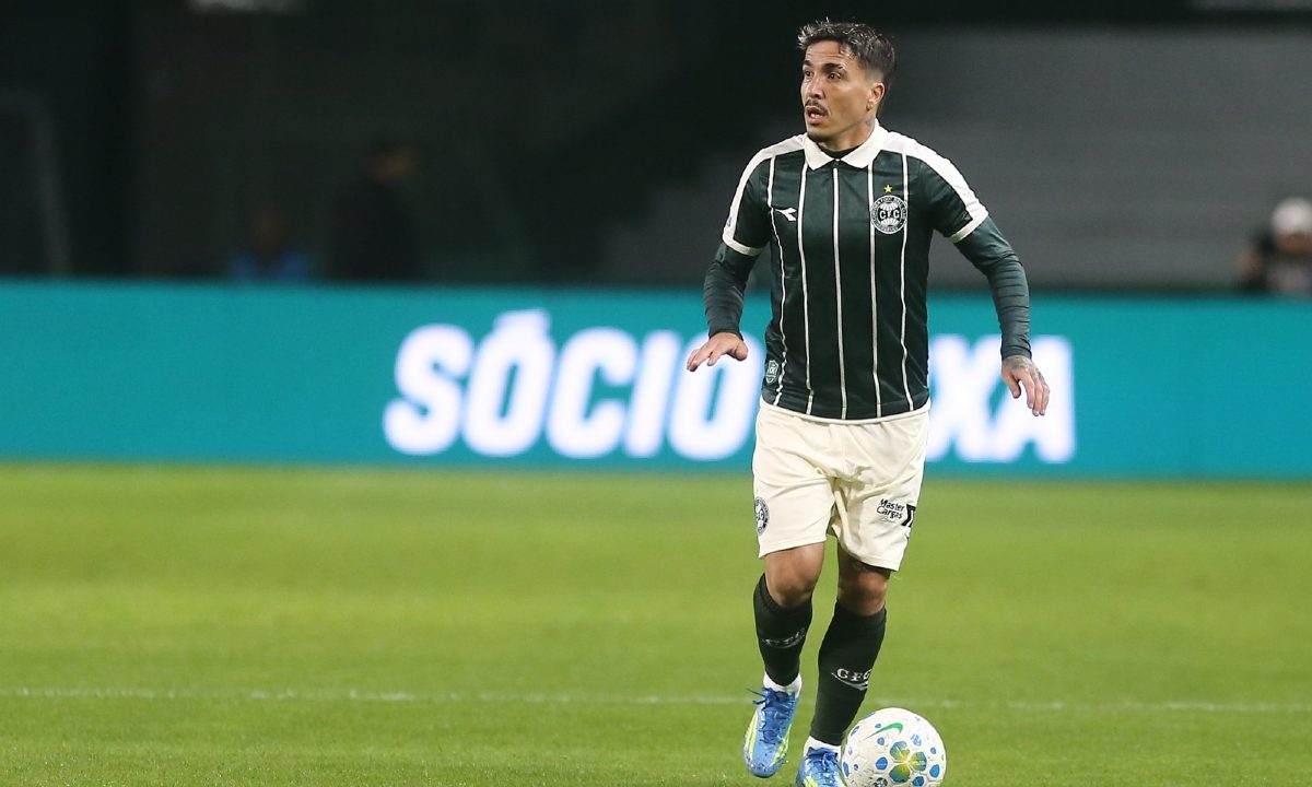 Foto de Josué em partida pelo Coritiba