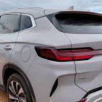 Imagem mostra a parte traseira de um BYD, que estará no leilão online da Copart Brasil, com preço até 30% abaixo da Tabela Fipe. O carro é branco.