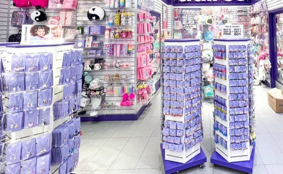 Claire's fecha todas as lojas no Reino Unido e mais de mil funcionários perdem o emprego. A foto mostra o interiro de uma das lojas.