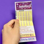 Volante da Lotofácil 3702 com fundo roxo