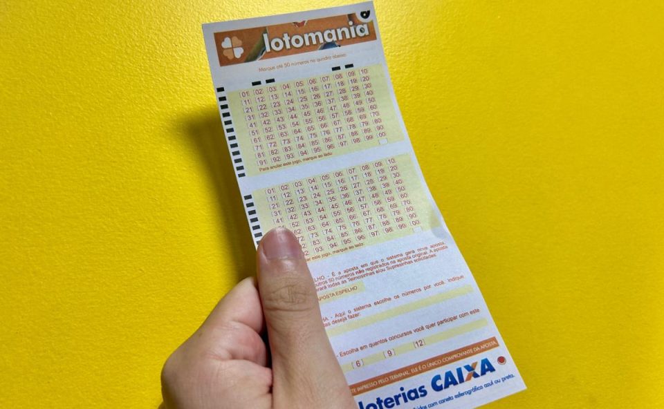 Volante da lotomania 2932 em fundo amarelo