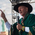 Luciano Hang critica Bolsa Família e defende ampliação da participação de jovens e idosos no mercado de trabalho. A foto mostra Luciano Hang falando ao microfone durante inauguração de kloja da Hava no Rio Grande do Sul.