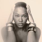 Foto da cantora baiana Luedji Luna, que vem a Curitiba. Ela é uma mulher negra, em foto estilizada.