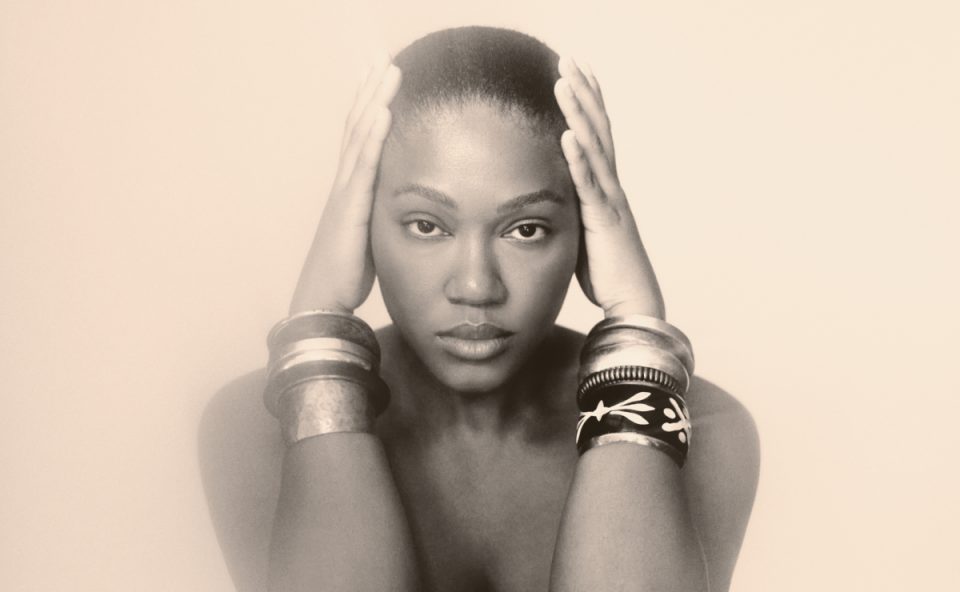 Foto da cantora baiana Luedji Luna, que vem a Curitiba. Ela é uma mulher negra, em foto estilizada.