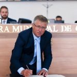 Mauro Bobato pede suspeição em comissão que analisa possível cassação de Lórens Nogueira. A imagem mostra Mauro Bobato na Câmara de Curitiba.