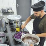 Evandro, merendeiro que foi um dos vencedores da 3ª edição do Concurso Melhores Receitas da Alimentação Escolar. Imagem ilustrativa para matéria: Merendeiro do Paraná vence concurso nacional com receita desenvolvida a partir da realidade dos estudante