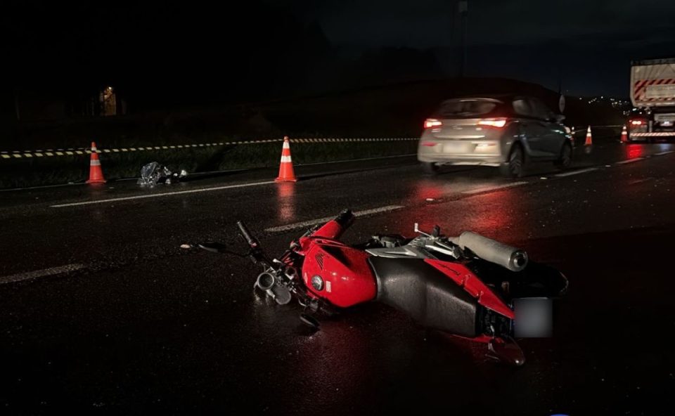 Equipes de atendimento e viaturas atuam no local do acidente envolvendo uma motocicleta e uma carreta na BR-277, em Campo Largo.