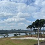 Equipes do Corpo de Bombeiros realizam buscas e resgate em área de lago no Campo Largo da Roseira, em São José dos Pinhais, local da morte de dois pescadores.