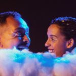 A imagem mostra dois atores de teatro da mostra MOVE, que acontece em Curitiba.