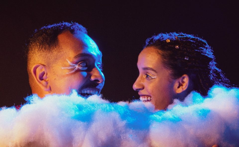 A imagem mostra dois atores de teatro da mostra MOVE, que acontece em Curitiba.