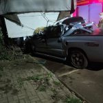 Foto mostra caminhonete embaixo de caminhão após forte colisão em Cascavel. Parte dianteira está completamente amassada, embaixo da carreta. Motorista bêbado foi preso