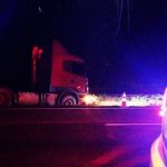 Imagem mostra o caminhão furtado caído na BR-277, Motorista tentou fugir, mas não conseguiu e foi preso ao cair em uma valeta. Foto mostra o caminhão parado durante a madrugada desta terça-feira (2).