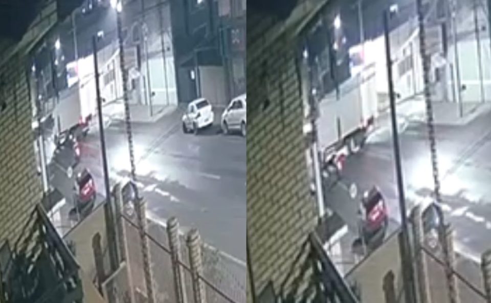Imagens de câmera de segurança mostram o momento em que um caminhão furgão cruza uma via durante a madrugada em Irati. O acidente envolveu uma motocicleta e resultou na morte de um jovem de 21 anos.