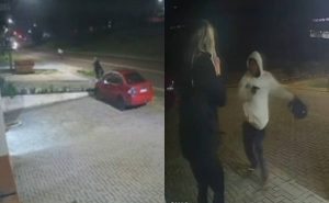 Foto mostra momento que mulher é assaltada perto de delegacia