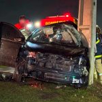 Foto registrada à noite mostra bombeiros retirando motorista das ferragens após carro aquaplanar e bater contra poste em Curitiba