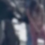Mulher retira uma pistola durante abordagem policial em Cidade Ocidental. A cena foi registrada em vídeo e repercutiu nas redes sociais.