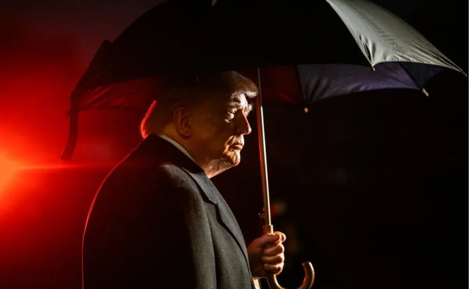 Estados Unidos propõem novas tarifas comerciais que podem atingir exportações brasileiras. A imagem mostra Donald Trump sob um guarda-chuva.