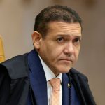 TSE suspende divulgação de pesquisa Atlas/Bloomberg sobre cenário eleitoral para 2026. A decisão do ministro Nunes Marques acatou pedido de Flávio Bolsonaro.