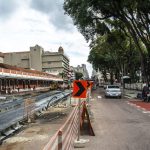 Obras do BRT Leste/Oeste avançam na Avenida Sete de Setembro, no centro de Curitiba, com canaleta em construção ao lado da Rodoferroviária e sinalização indicando mudanças no trânsito.